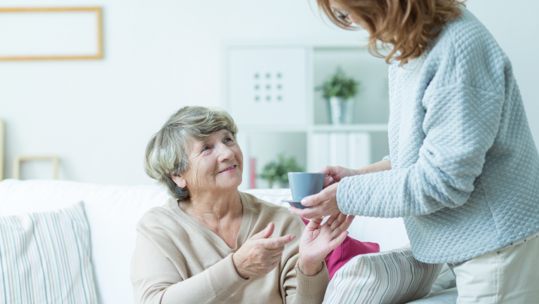 加拿大降低對看護人的工作經驗要求並提供永久居留途徑